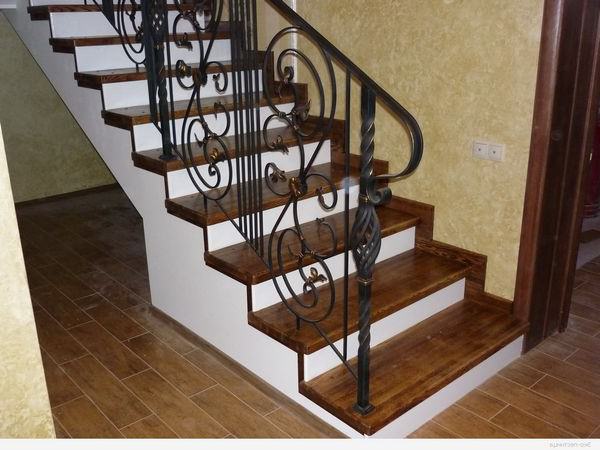 Облицовка лестницы плиткой и натуральным камнем считается самым безопасным