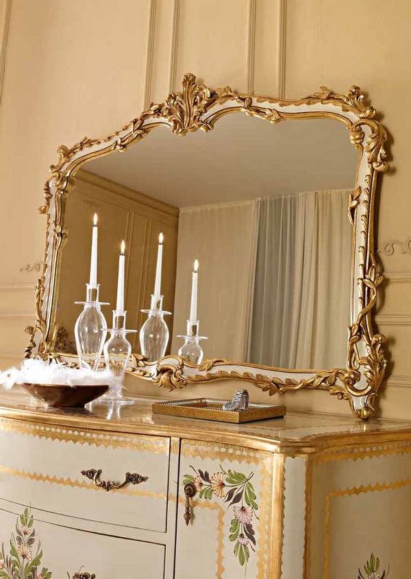 Зеркало в раме и декорирование комнаты порчи материала