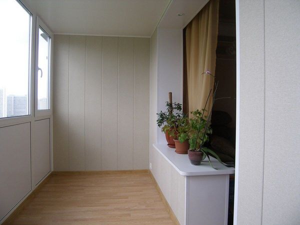 Как объединить балкон с комнатой Установка полок, шкафчиков, тумб, светильников